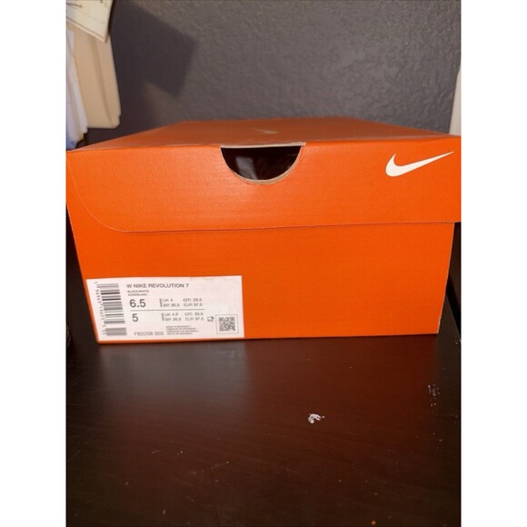 NWT Nike Women’s Revolution 7 Sneaker Black White Size 6.5 Lightweight Running - Picture 5 of 6
